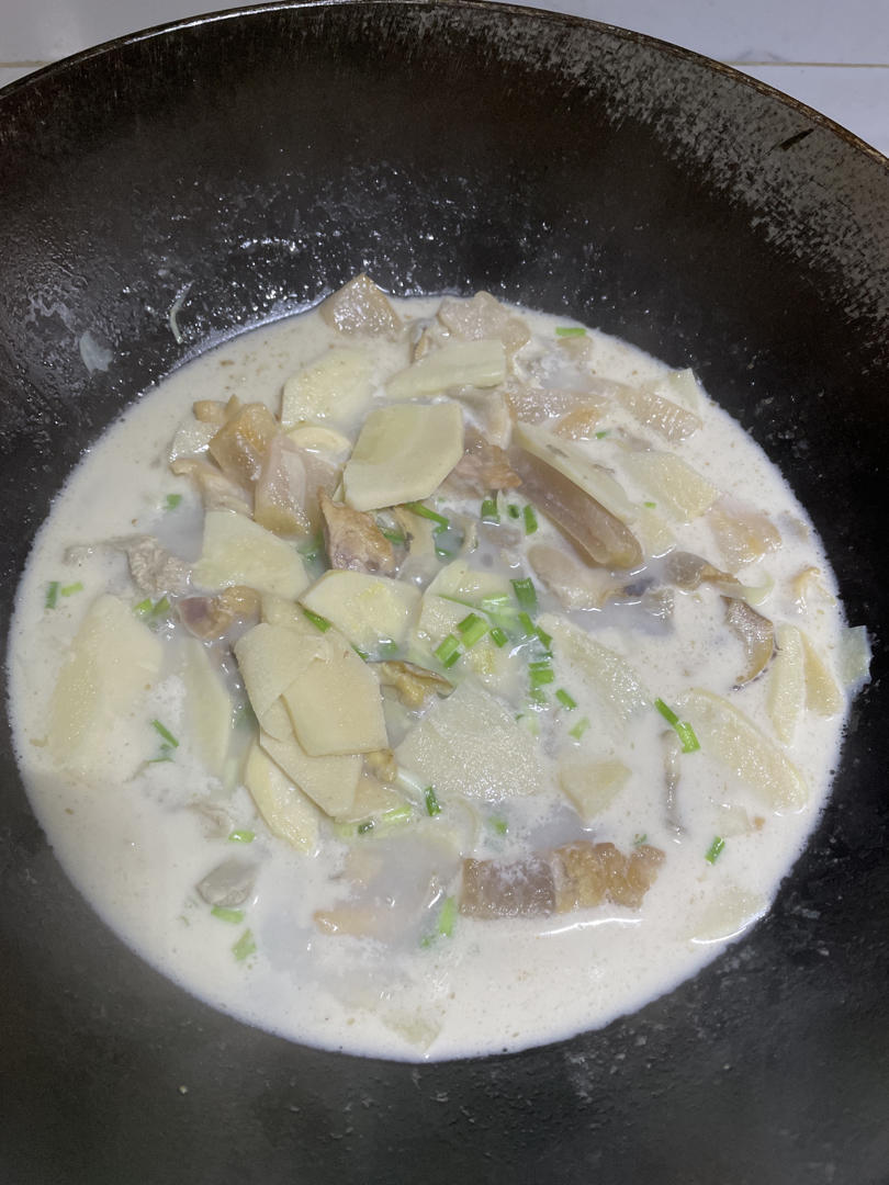 河蚌咸肉春笋豆腐汤