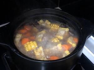简单鸡腿玉米汤的做法 步骤3