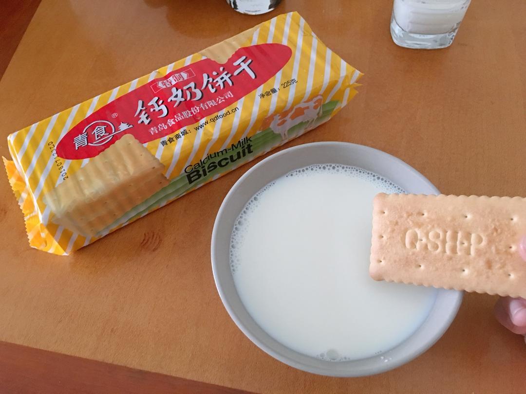 青食钙奶饼干泡牛奶