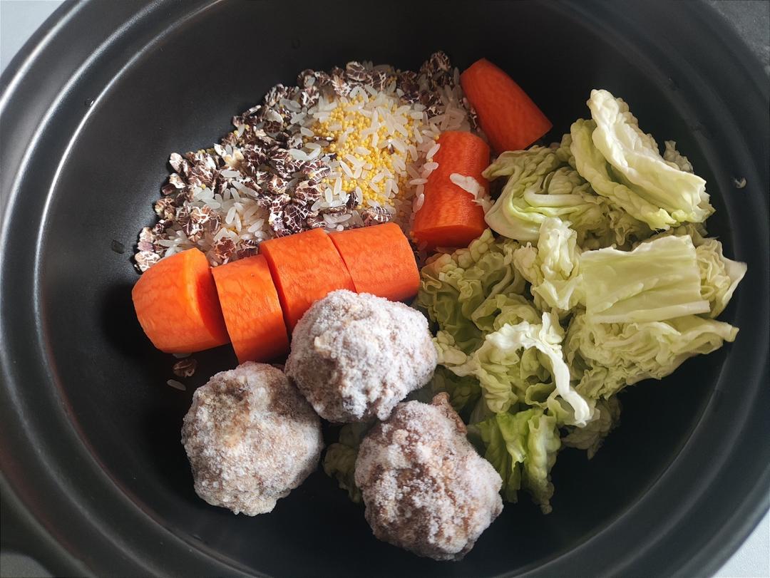 蔬菜肉丸二米砂锅粥的做法
