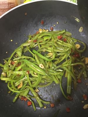 青椒炒杏鲍菇（又名菇装肉）的做法 步骤4