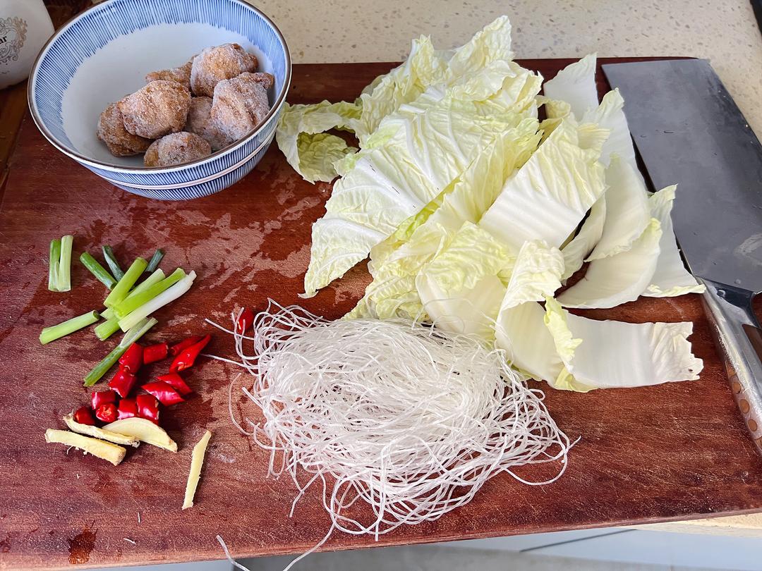 白菜炖丸子的做法 步骤1