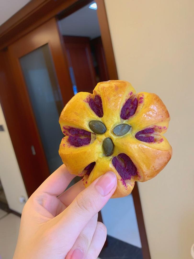 金灿灿的南瓜小餐包