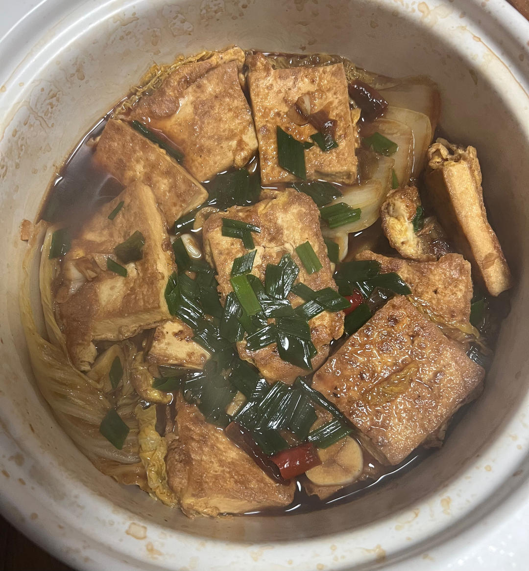 入冬后最合适吃这样一锅暖暖的白菜粉条豆腐煲。豆腐煎至两面金黄，加上白菜粉条咕嘟咕嘟炖一锅，开盖香气扑鼻，家常美味超级下饭，真香。