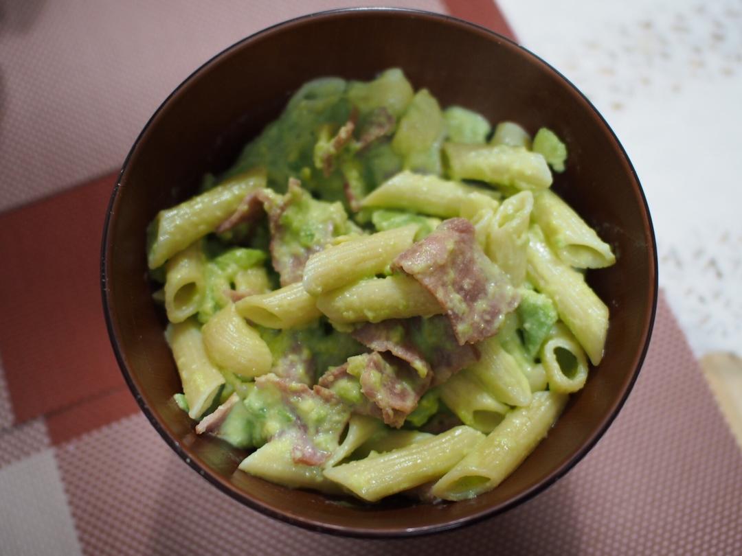 小清新牛油果火腿意面