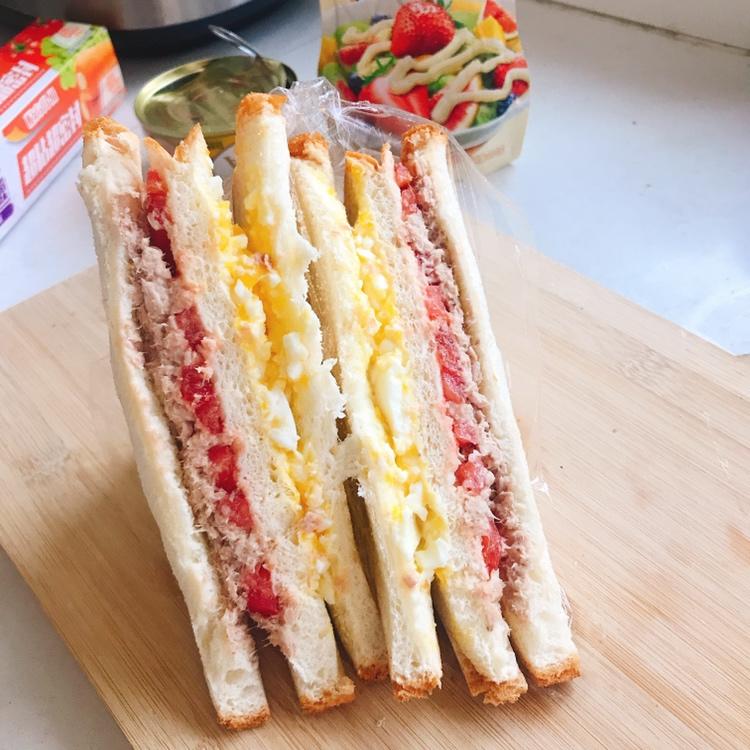 金枪鱼鸡蛋沙拉三明治