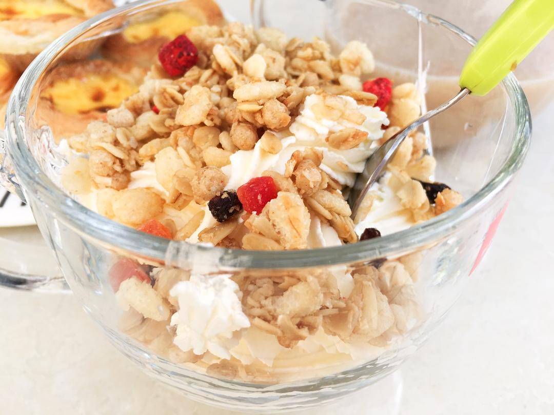 超简单的营养早餐--酸奶麦片