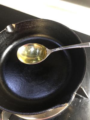 只用一汤匙油也能做的完美韭菜摊鸡蛋的做法 步骤8