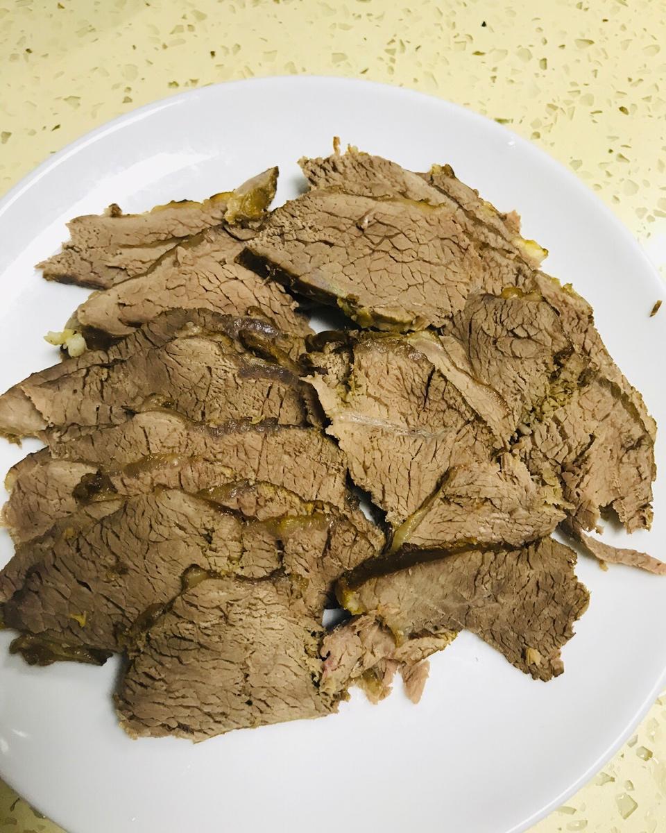 用有态度的【五香卤牛肉】，下有故事的酒