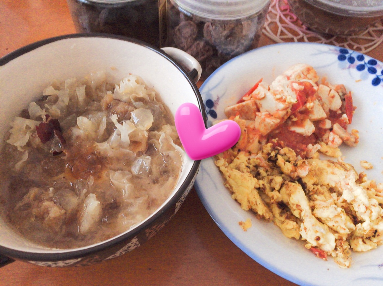 美容润肤 益气补血《桃胶皂角米百合银耳红枣羹》