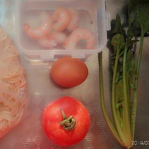 暖阳阳西红柿鸡蛋海鲜面的做法 步骤1