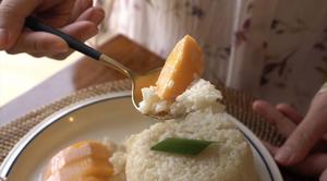 在油管上跟着泰国博主学的超正宗芒果糯米饭的做法 步骤7