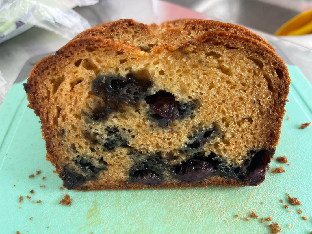 饱含蓝莓的乳酪磅面包