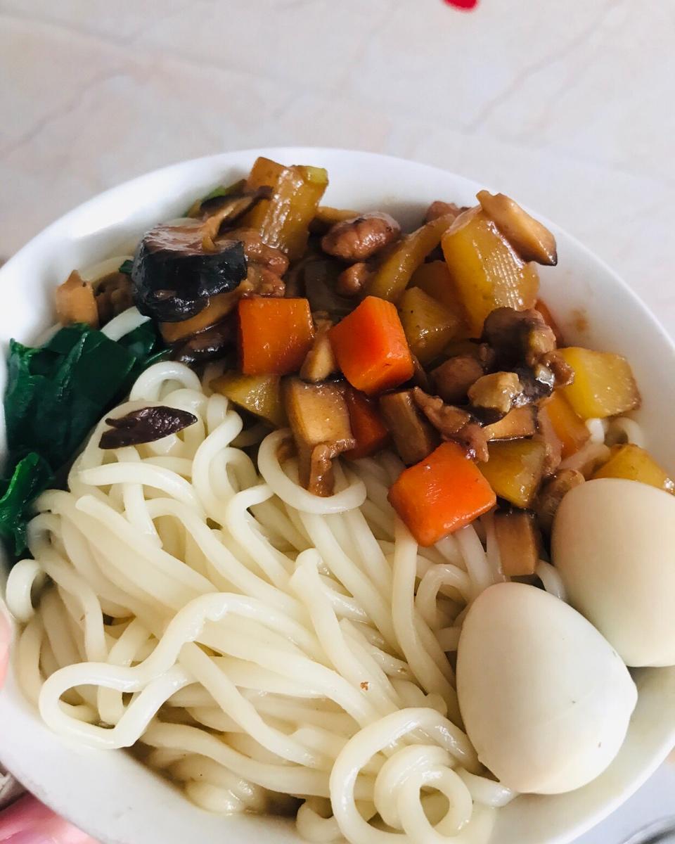 纯天然菠菜汁面条——香菇鸡丁捞面