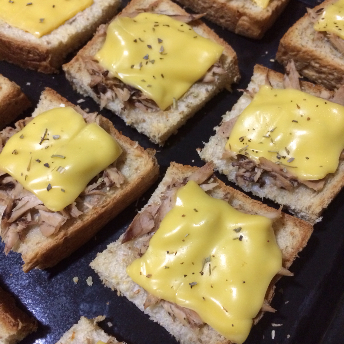 金枪鱼奶酪脆吐司