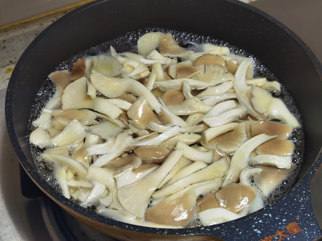 孜然干煸袖珍菇（平菇）- 爱烧烤必爱吃的做法 步骤2