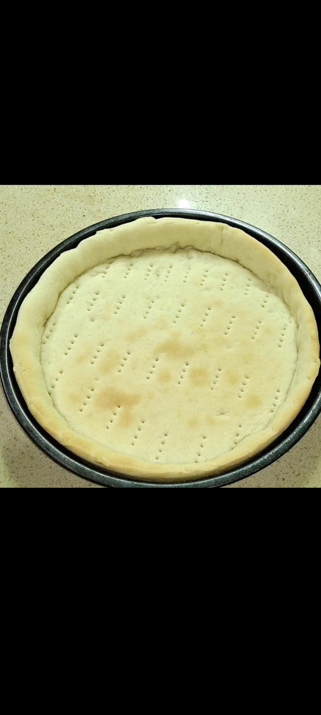 自制披萨饼皮~~比买的好吃百倍的披萨饼皮，外酥内软奶香味儿浓郁，直接吃都超级美味