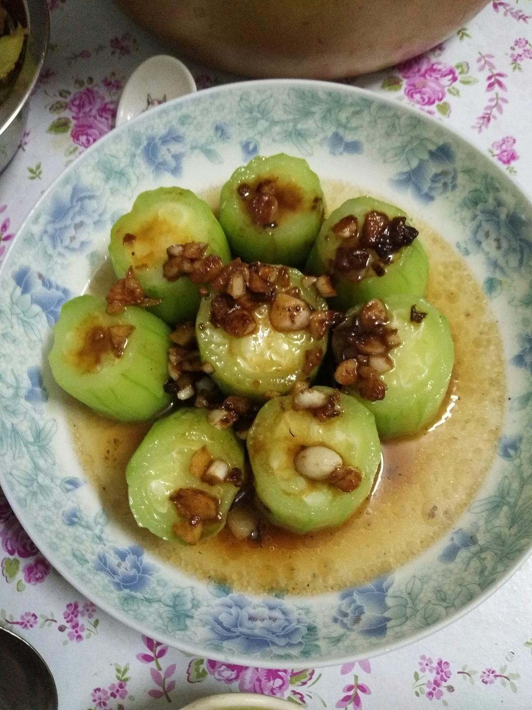 只需要五分钟就可以的美味蒜蓉蒸丝瓜