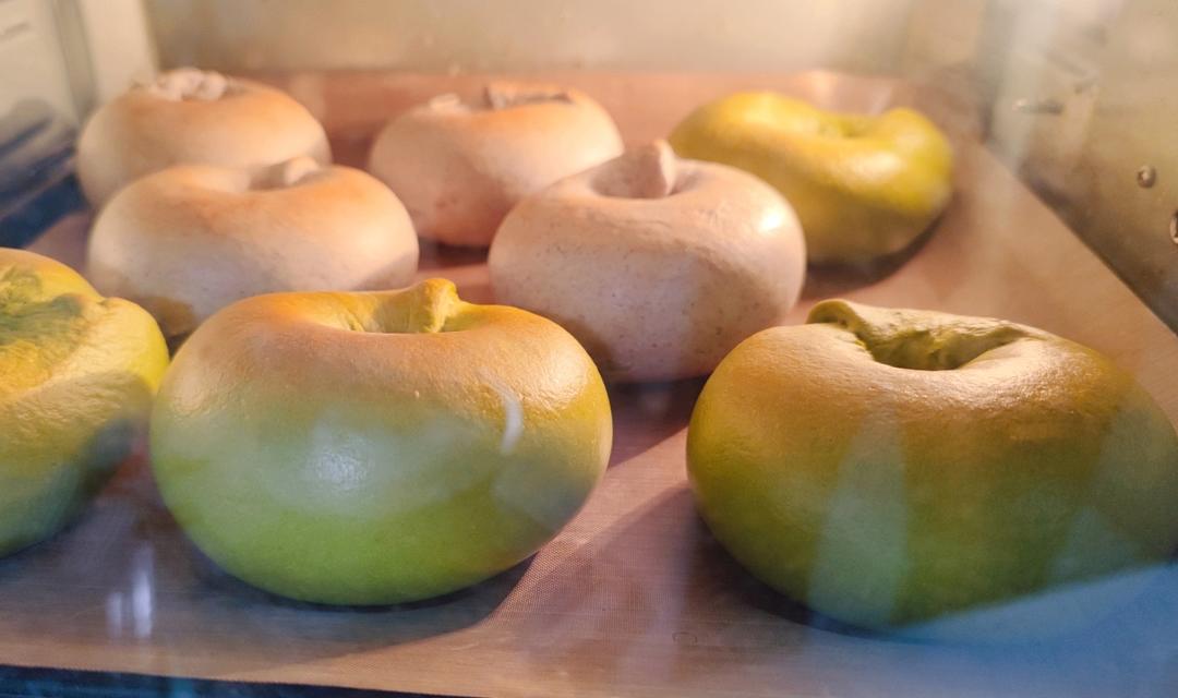 绿油油的抹茶红豆贝果