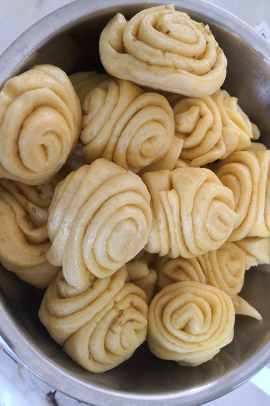 珊珊_4ihp做的南瓜花卷馒头