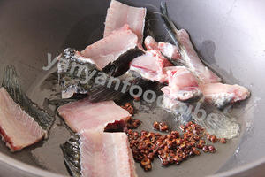 酸菜鱼 Boiled Fish with Sichuan Pickles的做法 步骤7