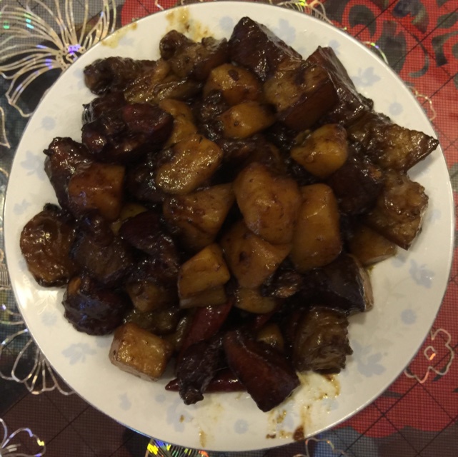 吃着碗里望着锅里的红烧肉