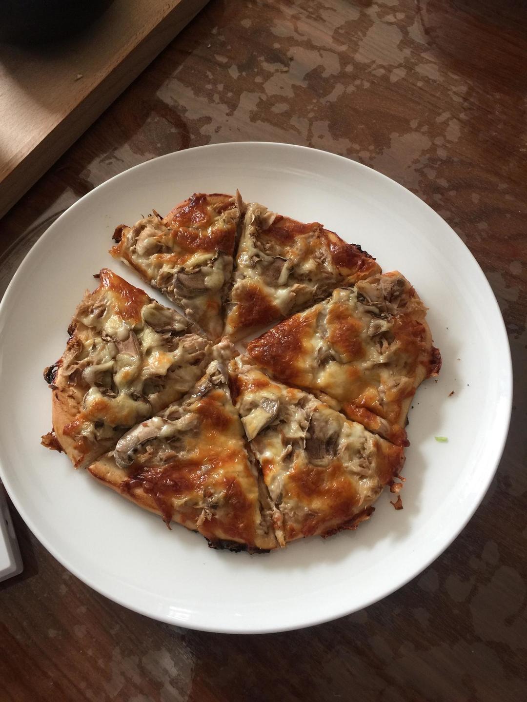 金枪鱼蘑菇披萨的做法