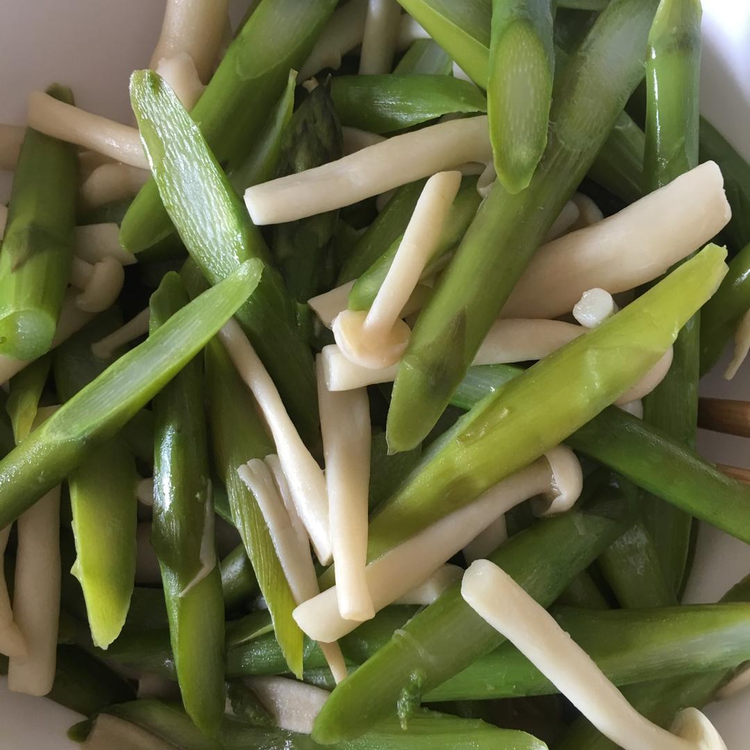 芦笋炒蘑菇