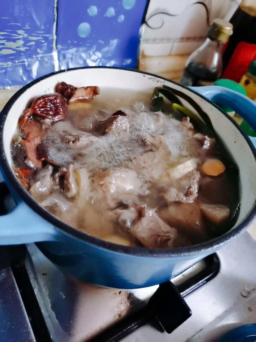 简单到只用一种调料的牛腩炖萝卜汤