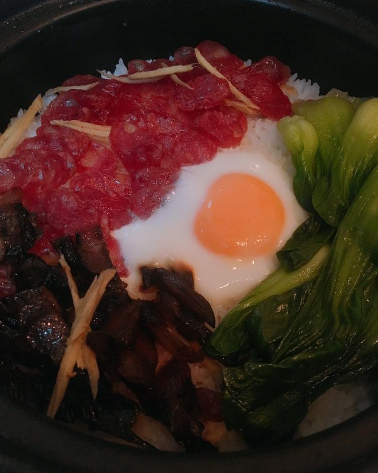 广式腊味煲仔饭