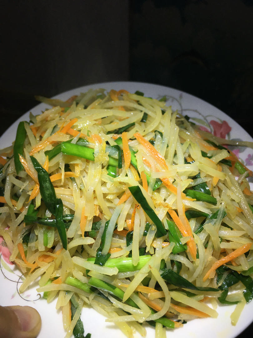 红黄绿三色“胡萝卜土豆丝炒韭菜”