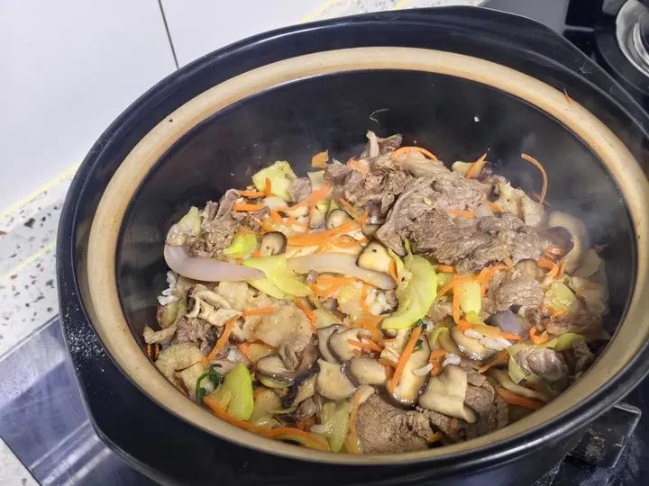 韩式肥牛石锅拌饭