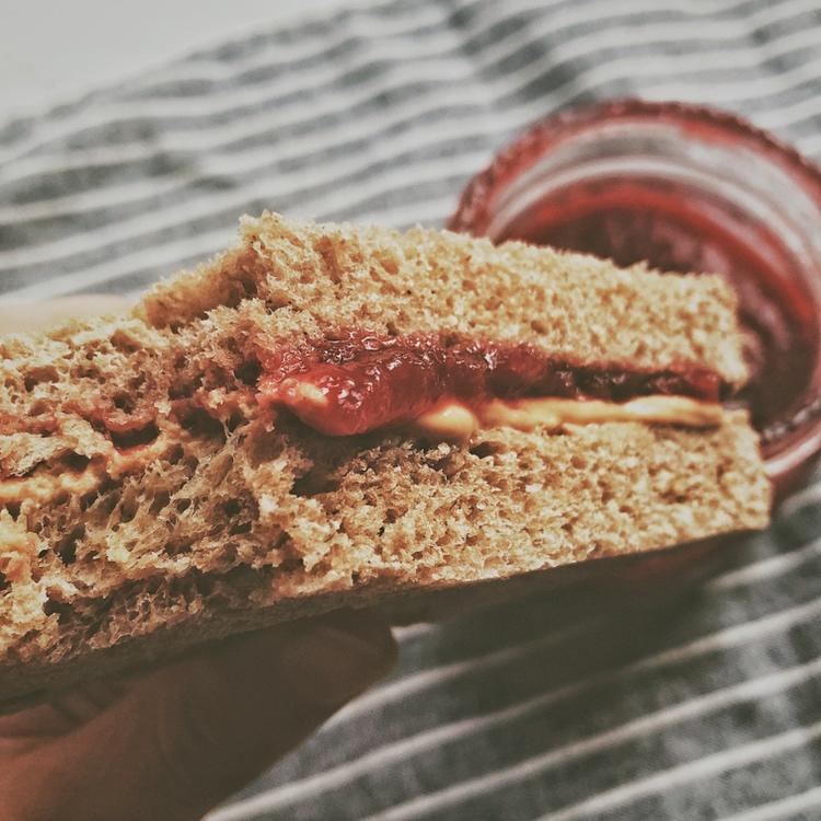 超简单花生酱果酱三明治（PB&J）