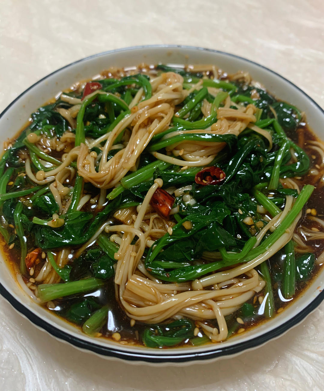 解馋减脂餐！酸辣开胃又下饭的菠菜拌金针菇