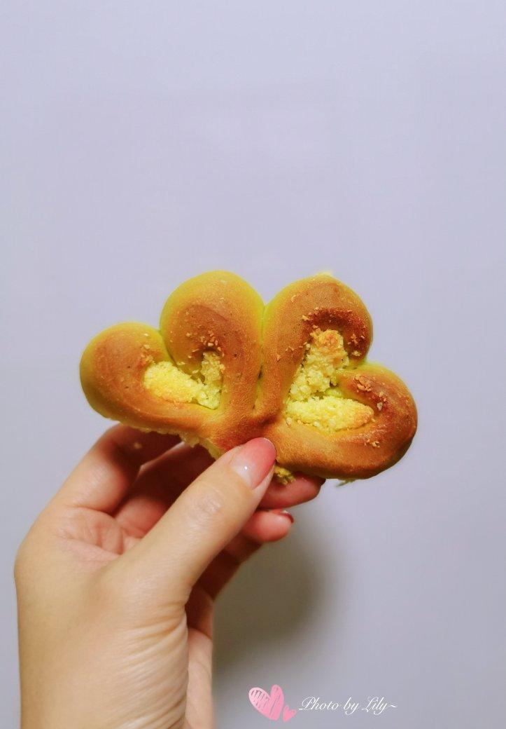 粉色四叶草椰蓉面包