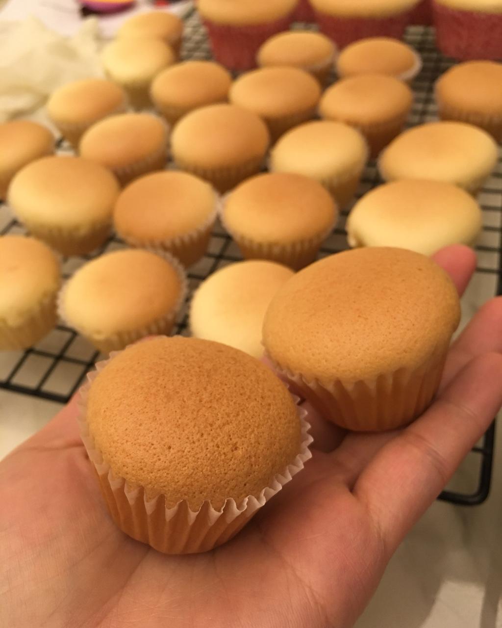 不皱不裂圆润饱满原味戚风纸杯蛋糕