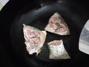 乳白色鱼头汤🐟的做法 步骤2