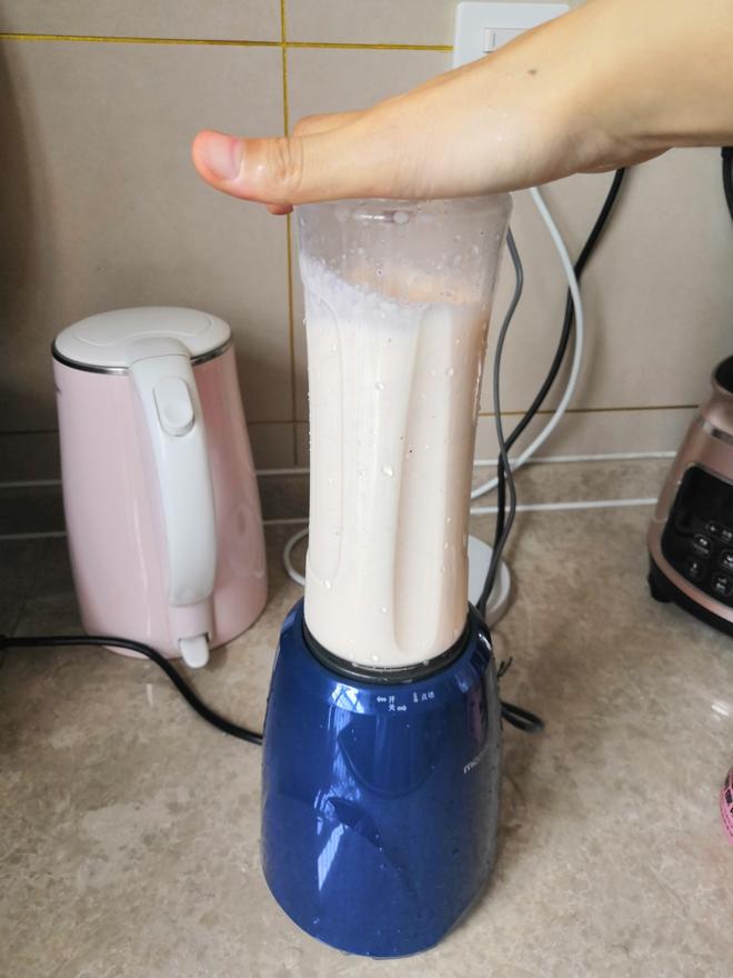 养生桂圆枸杞红枣牛奶的做法