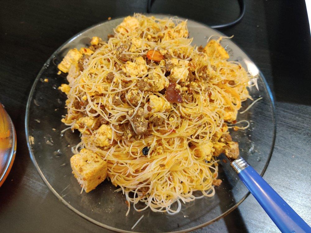 看似普通却超级下饭的圆白菜炒粉丝