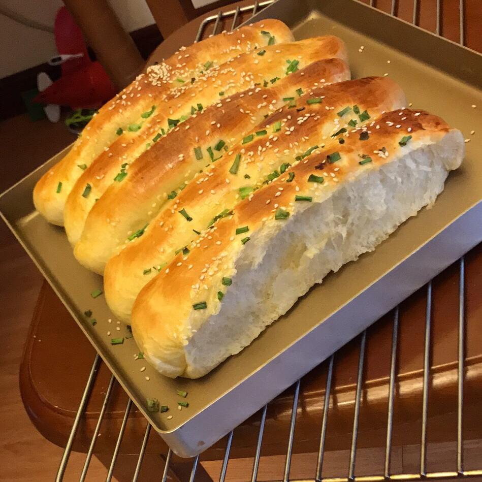 魏延利做的葱香肉松排包