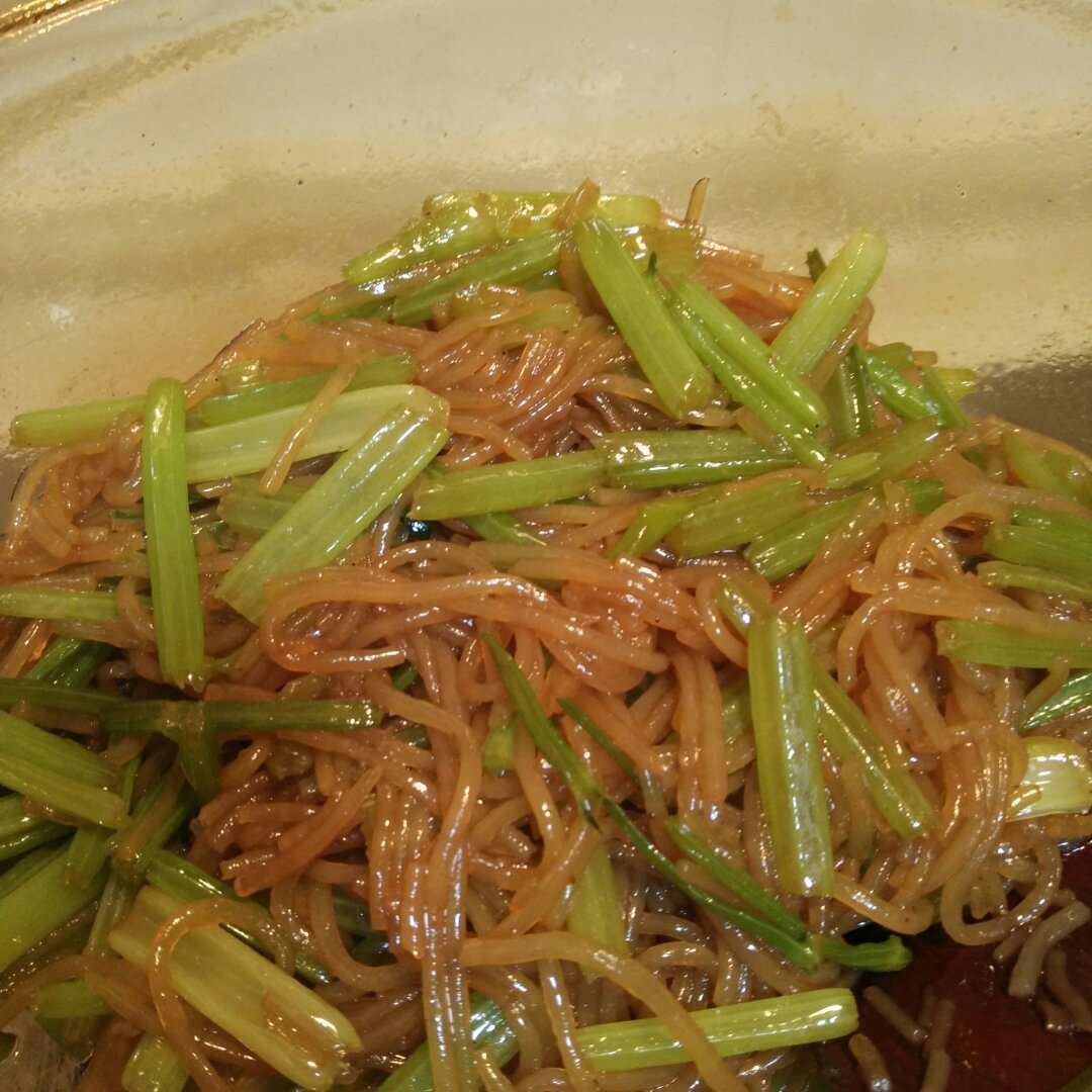 芹菜炒粉