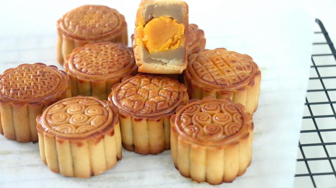 蛋黄莲蓉月饼🥮的做法