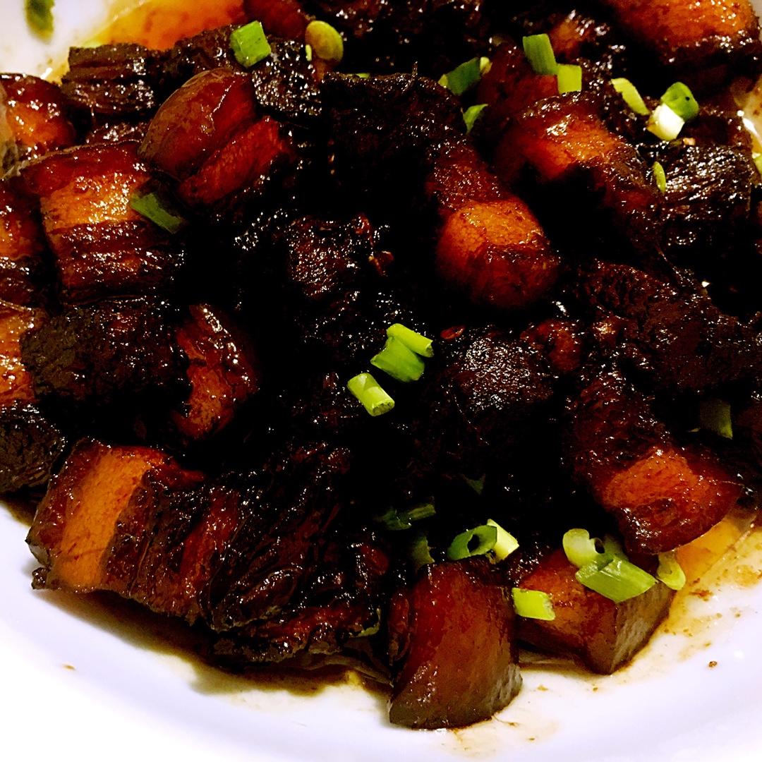 吃着碗里望着锅里的红烧肉