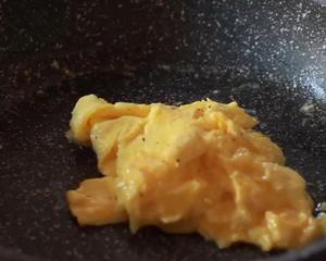 如何做一份完美的美式炒蛋/Scrambled eggs的做法 步骤5