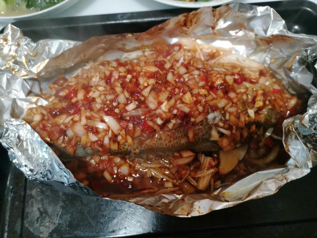 比蒸着吃更过瘾的【锡纸包烤鲈鱼】