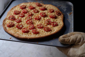 【番茄奶酪薄底披萨】-COUSS CM-1200出品的做法 步骤8