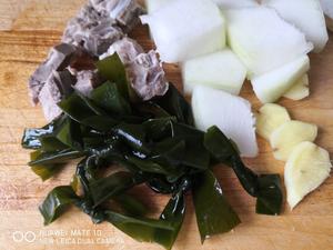 初秋的清爽：冬瓜海带排骨汤的做法 步骤3