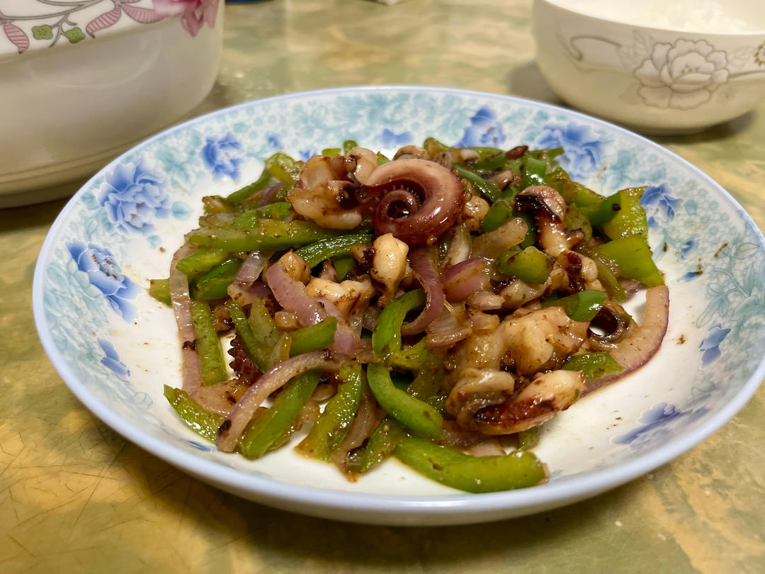 爆炒鱿鱼须，加上这一步，可以与铁板鱿鱼媲美