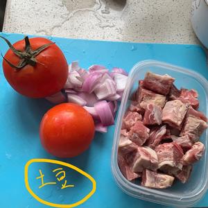 番茄土豆焖牛肉（超简单下饭菜，傻瓜版）的做法 步骤1