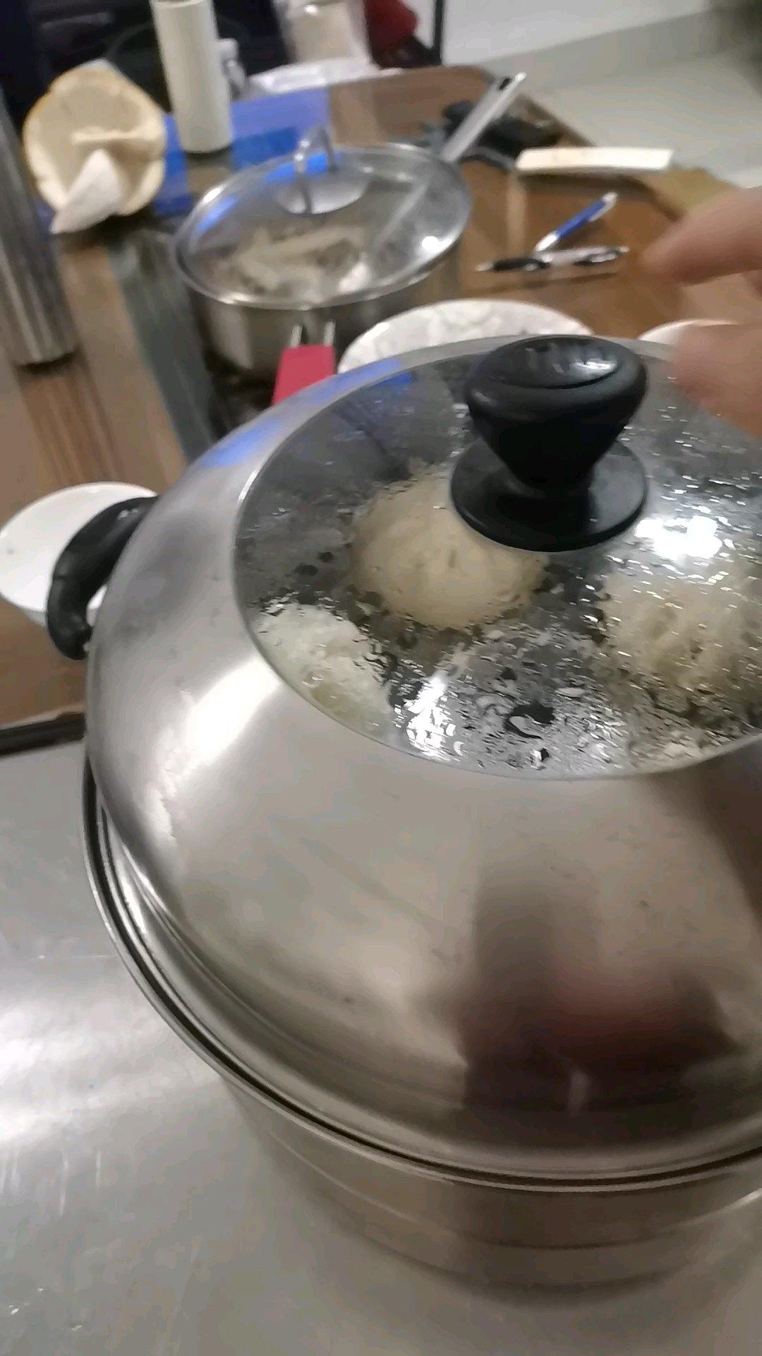 低筋面粉150
中筋面粉150g
干酵母3g
糖5g
无铝泡打粉1g
玉米油8g
水150g 混合好包皮
